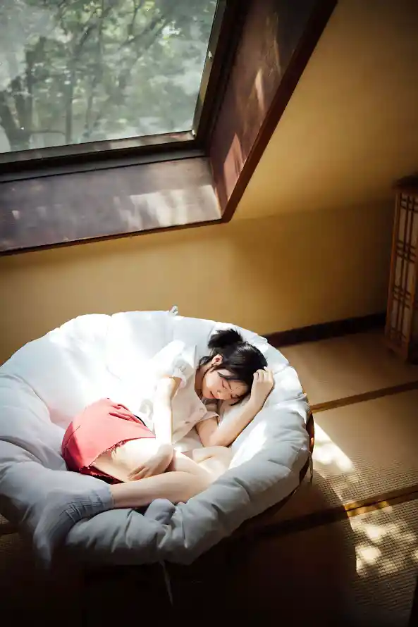 聊聊久久国产精品影视中“大奶美女”类作品的观看门道与审美变迁
